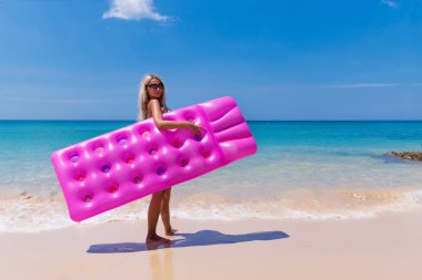 Havalı Yatak tropic plaj ince sarışın kadınla