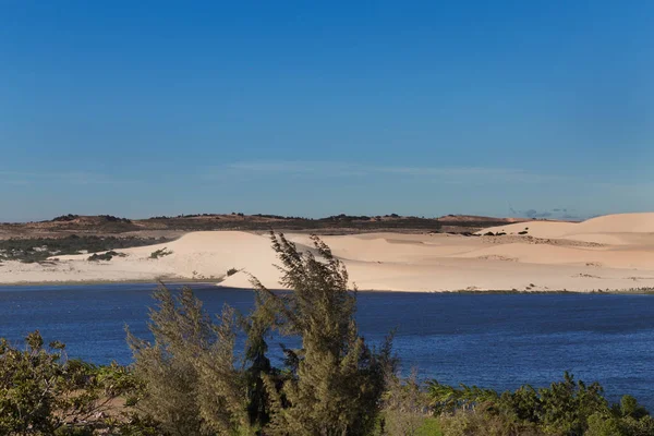 Fehér homok dűnék a tó fák: Mui Ne — Stock Fotó