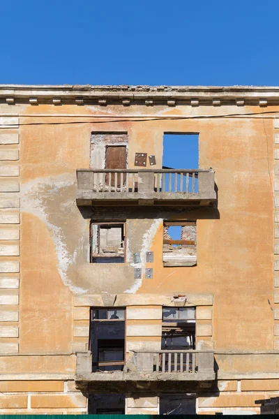 Abandoned building broken tenement apartment house — Stock Photo, Image