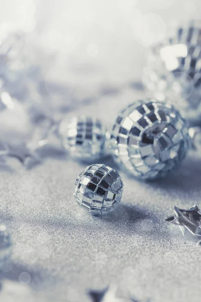 Серебряная рождественская композиция с серебряными игрушками — стоковое фото
