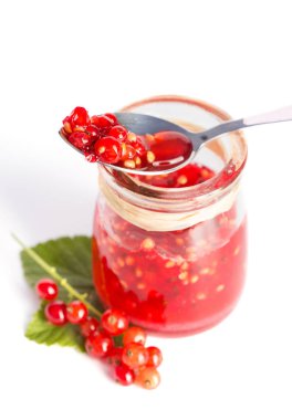 Beyaz zemin üzerine kırmızı geçerli ev yapımı reçel