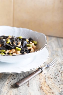 Siyah mürekkep makarna tavuk ve yeşil zeytin ile