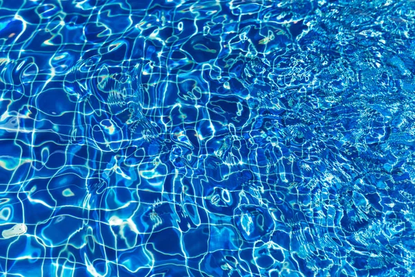 Wasseroberfläche im Schwimmbad Urlaub tropisch — Stockfoto