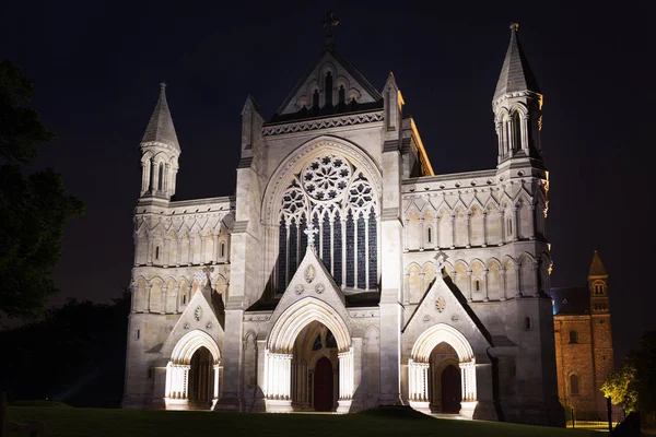 Populaire St Albans abdij kerk nachtverlichting — Stockfoto