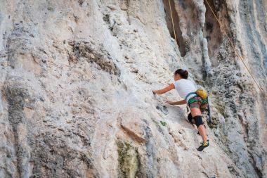 Genç kadın üzerinde beyaz dağ dağcılık