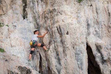 Genç kadın üzerinde beyaz dağ dağcılık