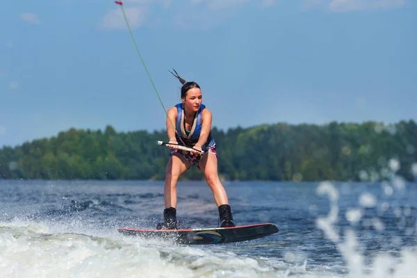 Ince kadın tekne dalga üzerinde wakeboard sürme — Stok fotoğraf