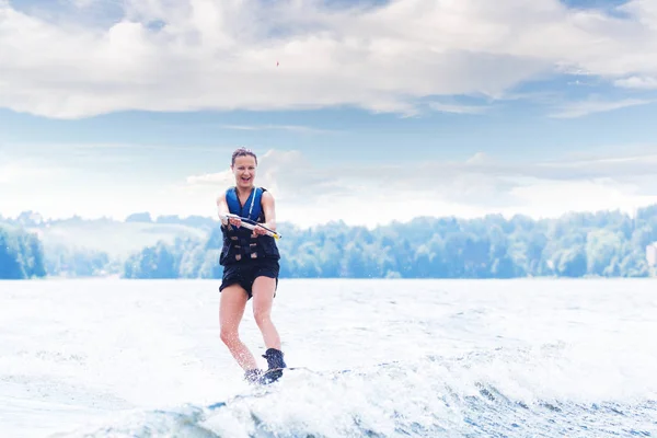 Smal kvinna Rider wakeboard på våg av båt — Stockfoto
