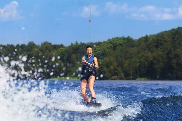 Ince kadın tekne dalga üzerinde wakeboard sürme — Stok fotoğraf