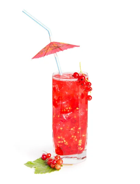 Летний напиток со свежим красным током — стоковое фото