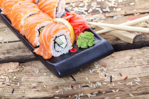 Rollos de sushi de salmón —  Fotos de Stock