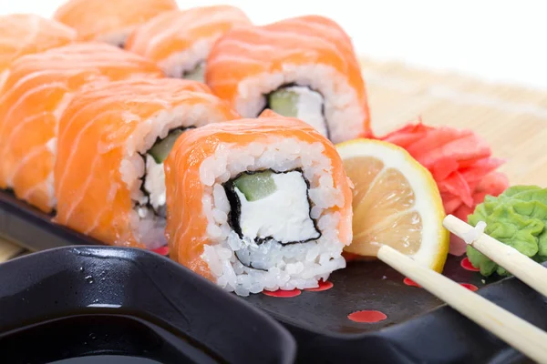 Rollos de sushi de salmón —  Fotos de Stock