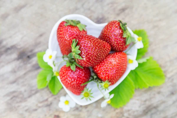 Bovenaanzicht aardbei aroma hart vorm plaat — Stockfoto