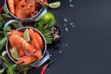 Mükemmel pişmiş karides karides ile otlar, baharatlar