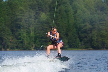 Gölde wakeboard sürme ince esmer kadın