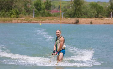 Adam çalışma wakeboarding Mavi Göl kenarında