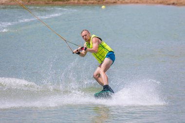 Adam çalışma wakeboarding Mavi Göl kenarında