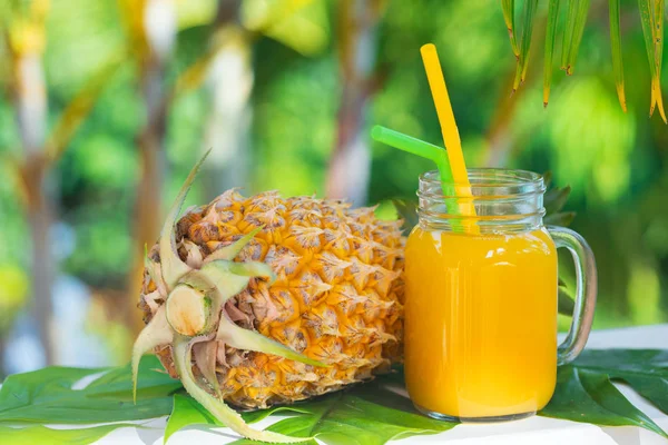 Batido de refresco de verano de frutas tropicales de piña — Foto de Stock