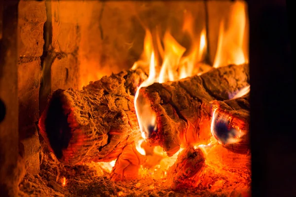 Fogo e carvão em forno de lareira — Fotografia de Stock