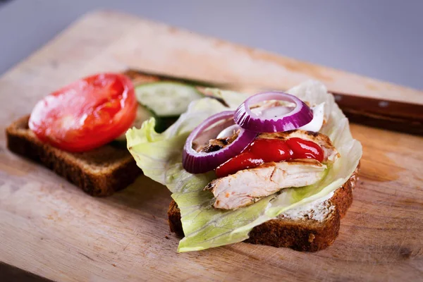 Домашний жареный куриный сэндвич — стоковое фото
