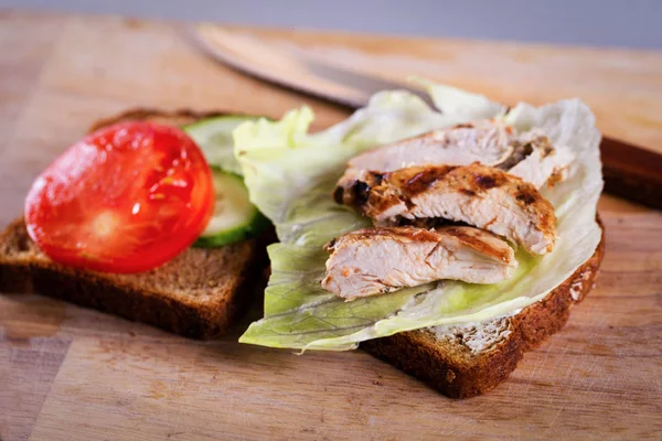 Matlagning hemlagad grillad kyckling sandwich — Stockfoto