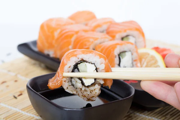 Rolos de sushi de salmão — Fotografia de Stock