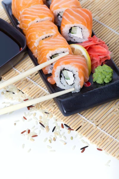 Rollos de sushi de salmón —  Fotos de Stock