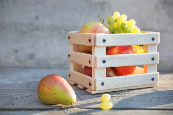 Uvas, peras y frutas de manzana en una caja — Foto de Stock