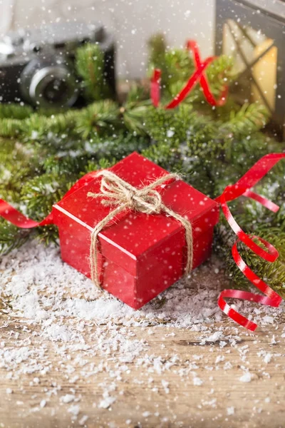 Rote Geschenkbox Kerze und Retro-Kamera mit Schnee Weihnachten comp — Stockfoto