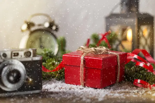 红本盒蜡烛和复古相机与雪圣诞 comp — 图库照片