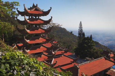 Vietnam Ta Cu dağda Nirvana Buda Tapınağı