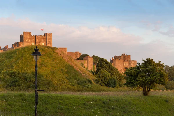 Castillo de Dover en las luces del atardecer Inglaterra — Foto de Stock