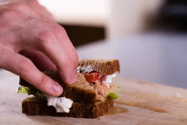 Kochen frischen hausgemachten gegrillten Thunfisch Sandwich auf Holz — Stockfoto