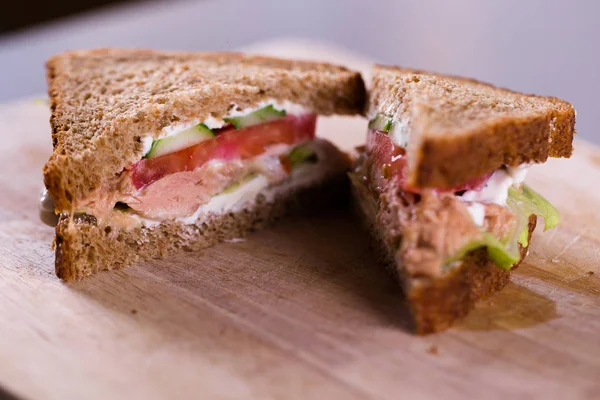 Готовить свежий домашний сэндвич с тунцом на дереве — стоковое фото