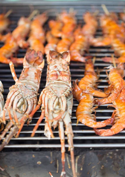 Čerstvé krevety na grilu venku — Stock fotografie
