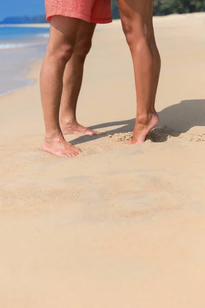 Nohy líbání pár na pláži moře — Stock fotografie