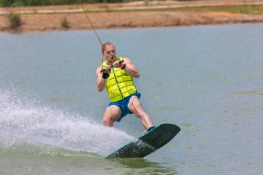 Adam çalışma wakeboarding Mavi Göl kenarında