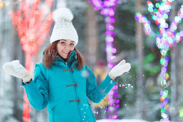 Glückliche Winterfrauen im Park Schnee Weihnachtsbeleuchtung — Stockfoto