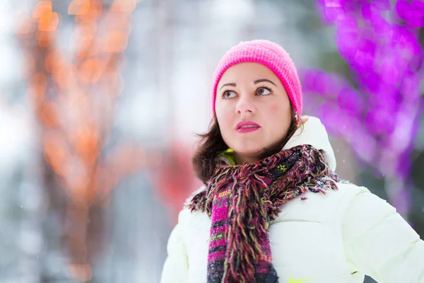 Glückliche Winterfrauen im Park Schnee Weihnachtsbeleuchtung — Stockfoto