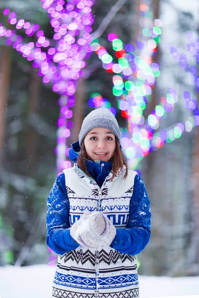 Glückliche Winterfrauen im Park Schnee Weihnachtsbeleuchtung — Stockfoto