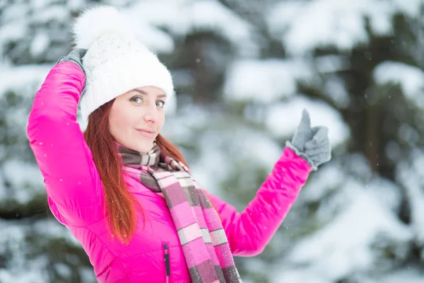 Happy zimní ženy v parku sněhové vánoční osvětlení — Stock fotografie