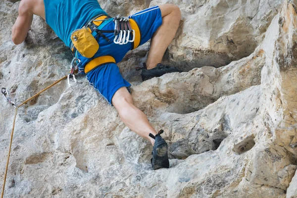 화이트 마운틴에서 암벽 등반 하는 것이 젊은이 — 스톡 사진