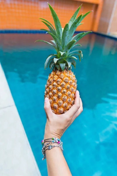 Taze sarı ananas tropik meyve yaz p yakın kadın elinde — Stok fotoğraf