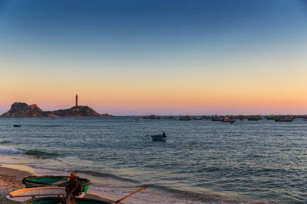 Vietnam pueblo pesca barcos barcos luz puesta del sol — Foto de Stock