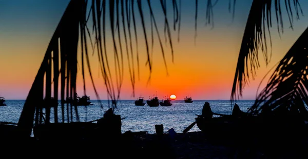 Vietnam pueblo pesca barcos barcos luz puesta del sol — Foto de Stock