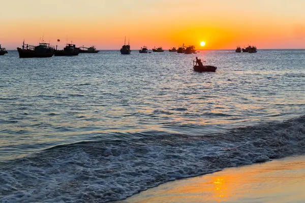 Vietnam pueblo pesca barcos barcos luz puesta del sol — Foto de Stock