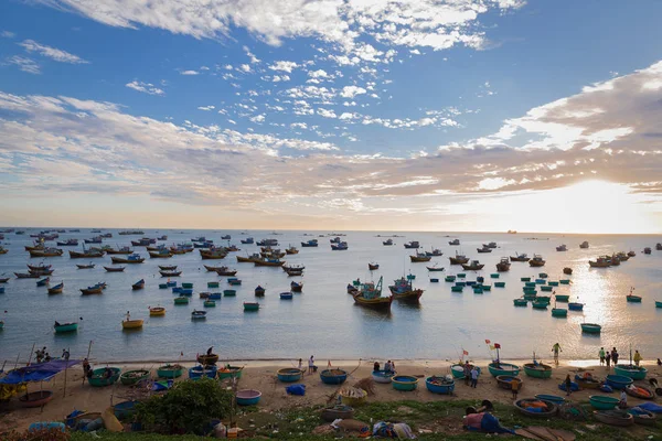 Vietnam pueblo pesca barcos barcos luz puesta del sol — Foto de Stock