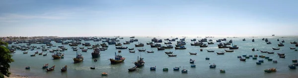 Vietnam pueblo pesca barcos barcos luz puesta del sol — Foto de Stock