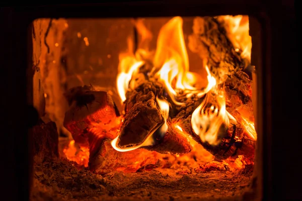 फायरप्लेस भट्टीत आग आणि कोळसा — स्टॉक फोटो, इमेज