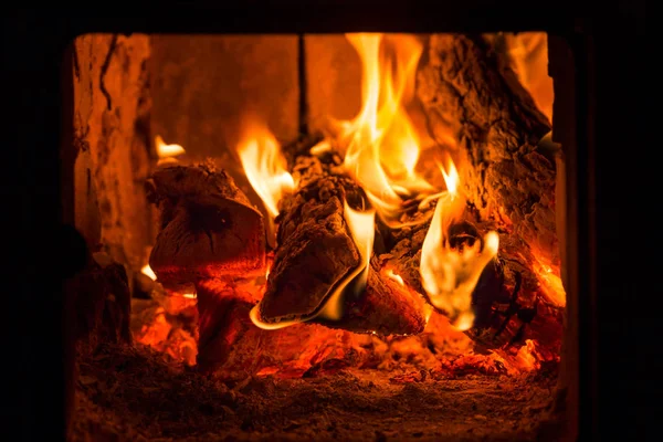 Fogo e carvão em forno de lareira — Fotografia de Stock